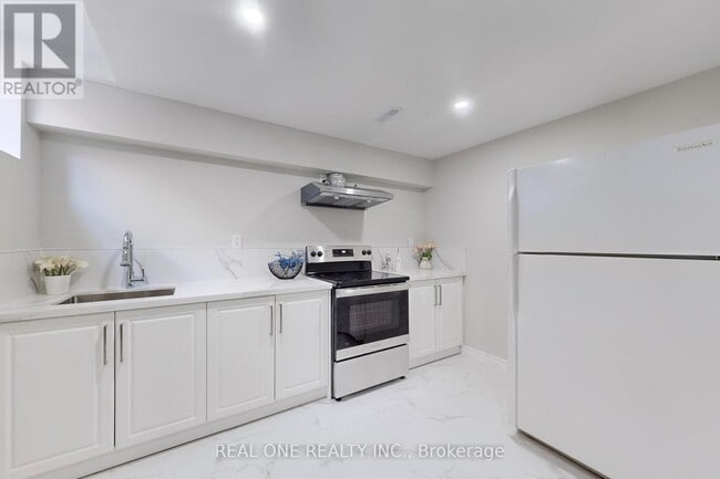 27 Gladiola Ct in Whitby, ON - Building Photo - Building Photo