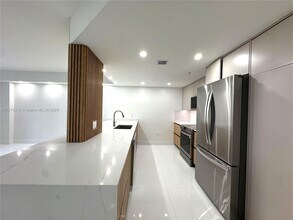 701 Brickell Key Blvd, Unit 507 in Miami, FL - Building Photo - Building Photo