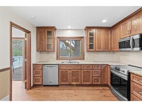 8481 142nd St Ct in Apple Valley, MN - Foto de edificio - Building Photo