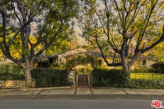 13166 Valley Vista Blvd in Los Angeles, CA - Building Photo - Building Photo