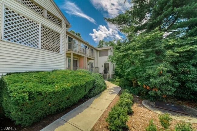 130 Jamestown Rd in Bernards, NJ - Building Photo - Building Photo