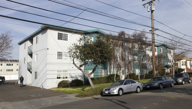 Marshall Manor Apartments in Alameda, CA - Foto de edificio - Building Photo