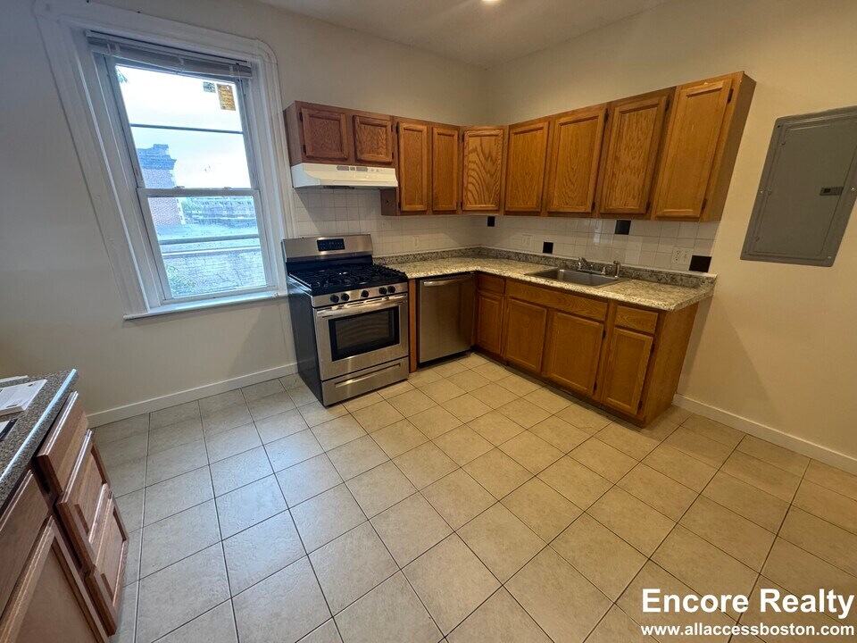 41 Orkney Rd, Unit 2 in Boston, MA - Building Photo