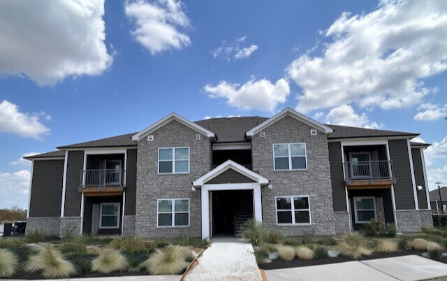 Carver Ridge Apartments in Hutto, TX - Building Photo