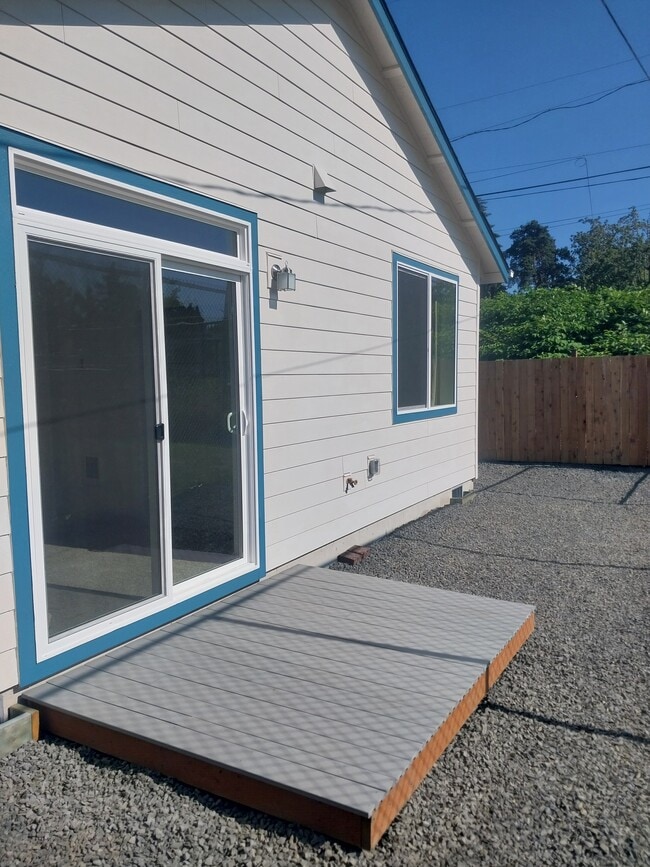 1113 D St in Springfield, OR - Foto de edificio - Building Photo