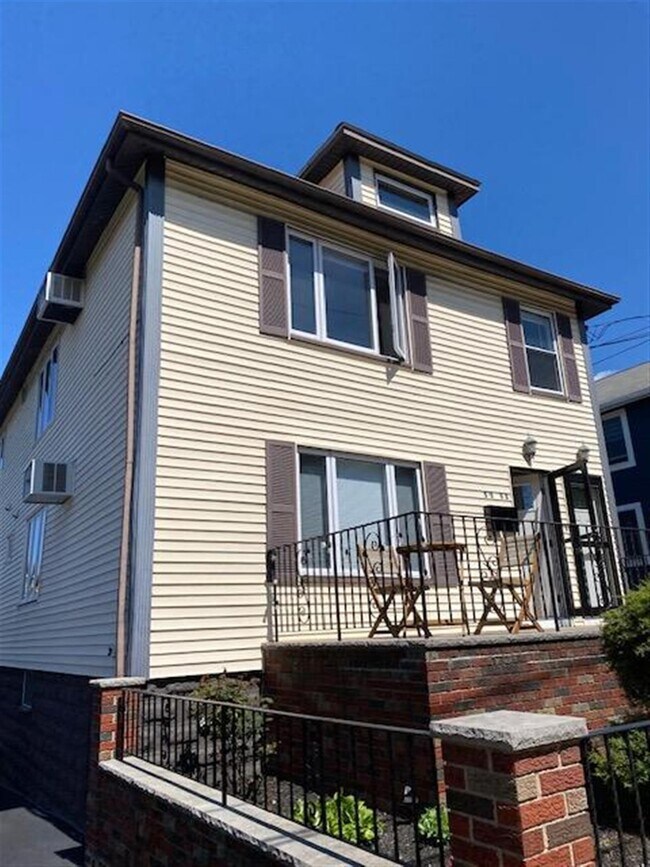 53 Farragut Ave, Unit 1 in Somerville, MA - Building Photo - Building Photo