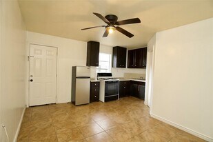 6741 Ave E in Houston, TX - Building Photo