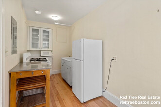 1607 Commonwealth Ave, Unit 12A in Boston, MA - Building Photo - Building Photo