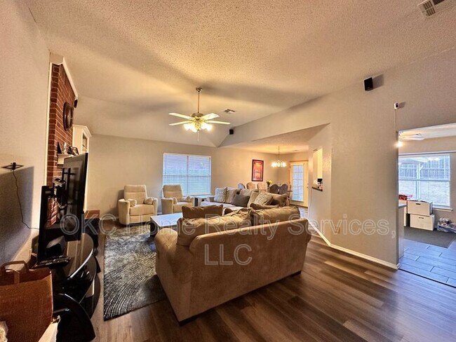 17316 Valley Crst in Edmond, OK - Foto de edificio - Building Photo