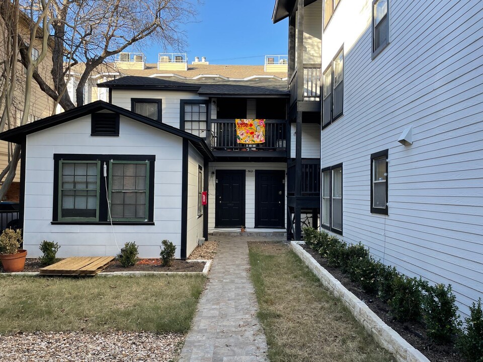 912 W 22nd 1/2 St in Austin, TX - Building Photo