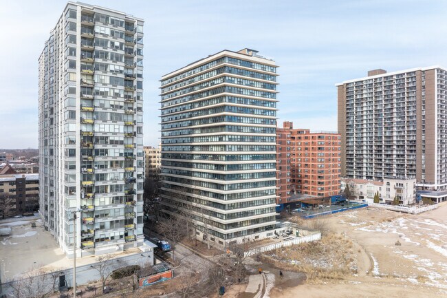 Beach Point Tower in Chicago, IL - Building Photo - Building Photo