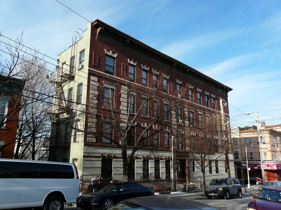 1649 Taylor Ave in Bronx, NY - Foto de edificio