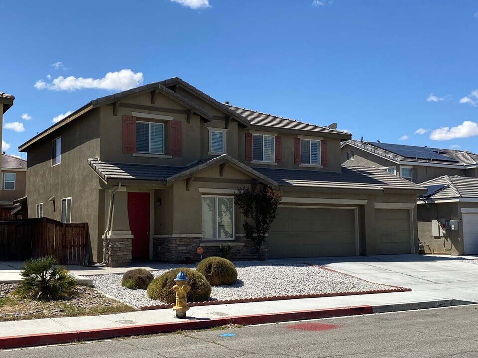 13613 Zircon Way in Victorville, CA - Building Photo