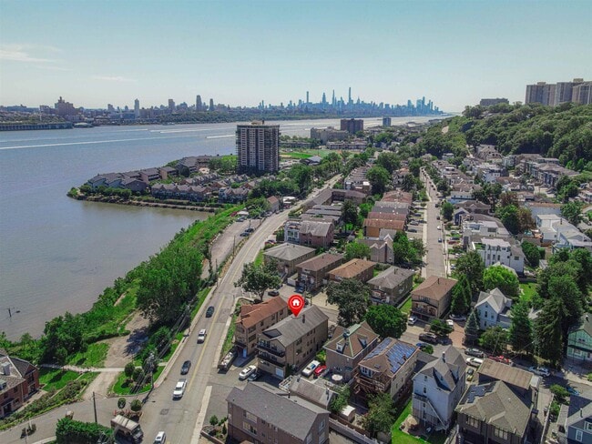 9 Sterling Pl in Edgewater, NJ - Building Photo - Building Photo
