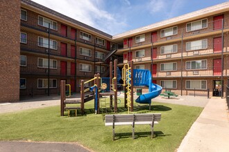 Meridian Garden Apartments in Denver, CO - Building Photo - Building Photo