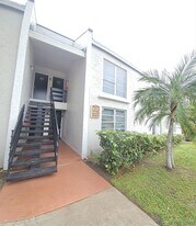 4537 Treehouse Ln in Tamarac, FL - Building Photo