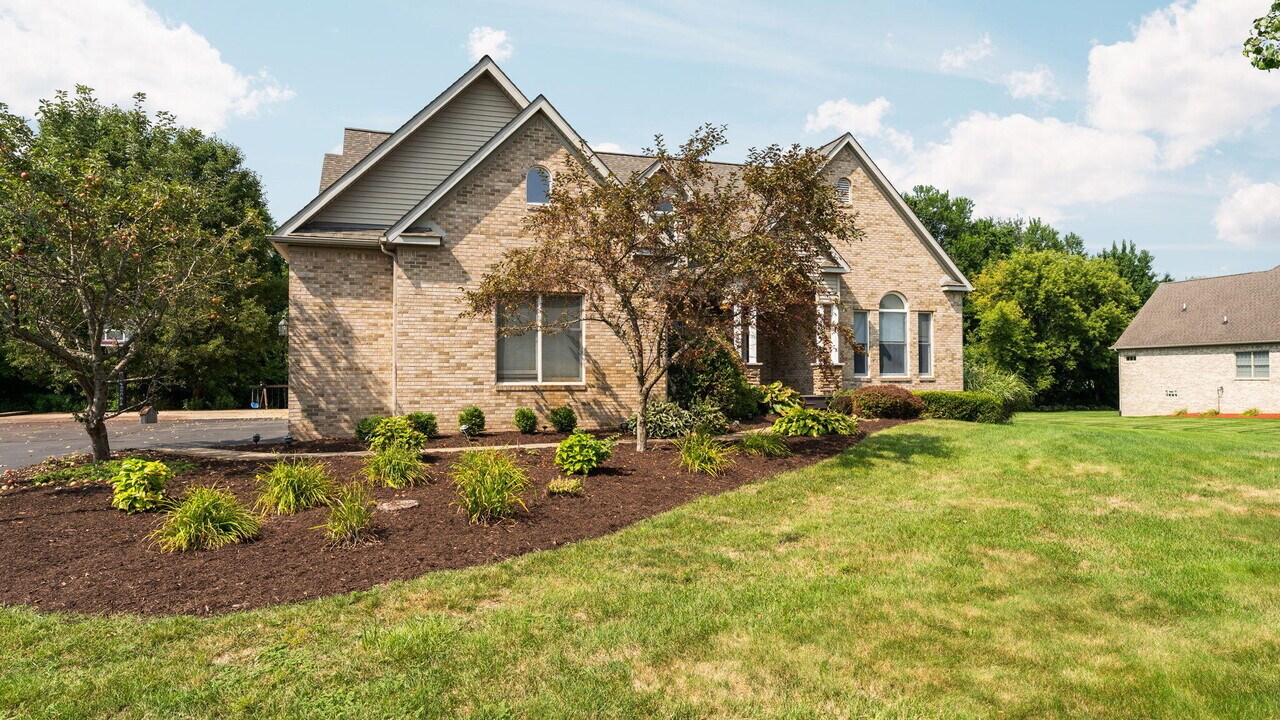 9069 Emerson Dr in Saline, MI - Building Photo
