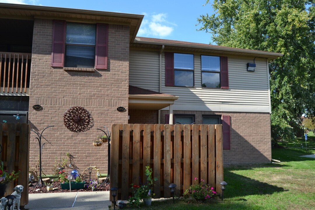 19101 Surrey Ln in Northville, MI - Building Photo