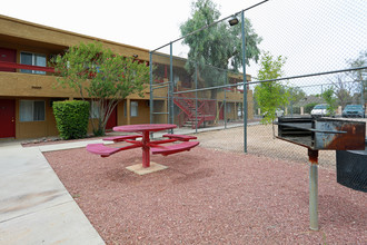 Sunpointe Gardens Apartment in Tucson, AZ - Building Photo - Building Photo