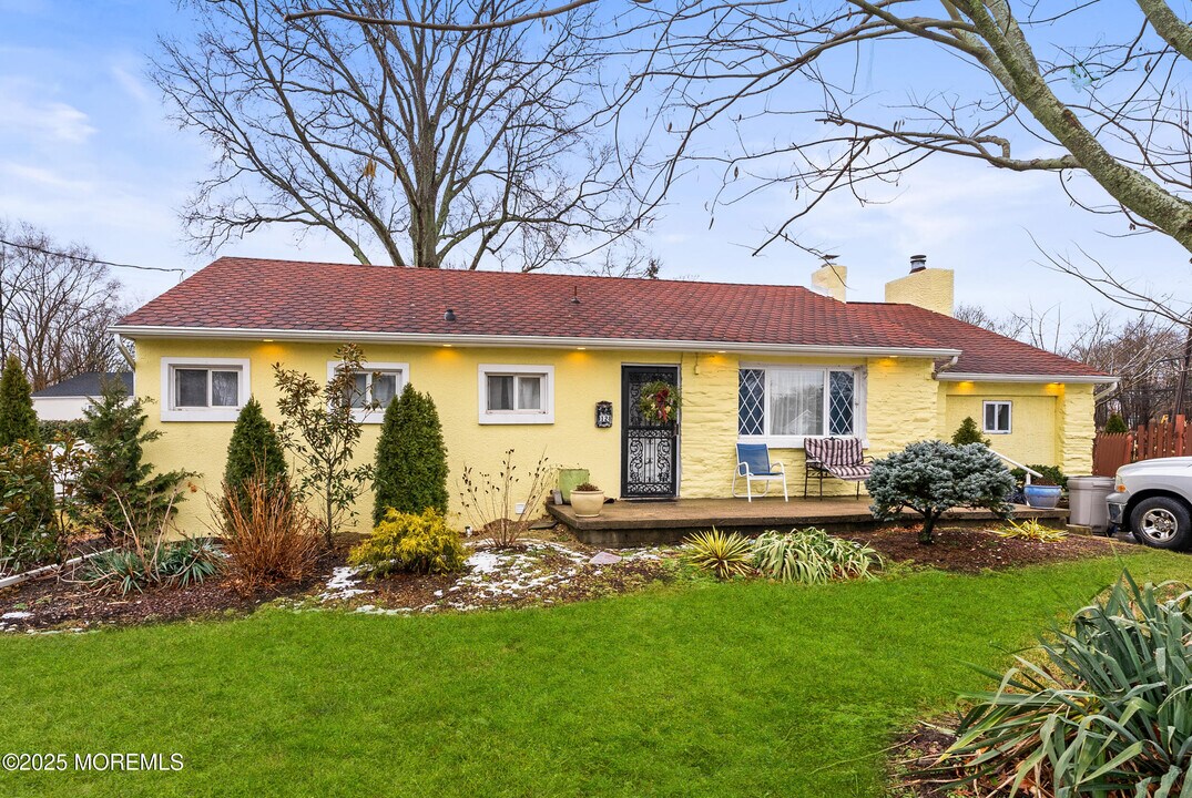 128 Beechwood Ave in West Long Branch, NJ - Foto de edificio