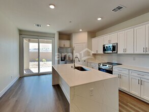 850 English Primrose St in Henderson, NV - Foto de edificio - Building Photo