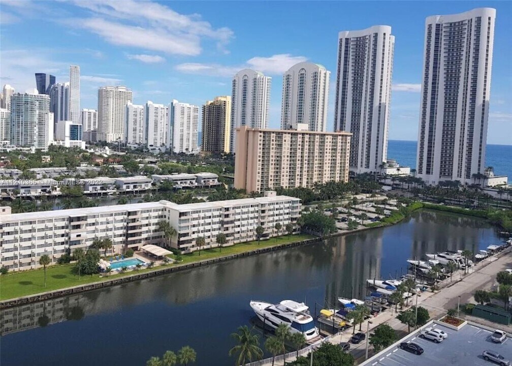 100 Bayview Dr in Sunny Isles Beach, FL - Foto de edificio
