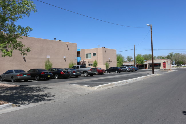 Kachina Apartments in Albuquerque, NM - Foto de edificio - Building Photo