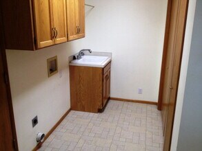 917 SE Marine Dr in College Place, WA - Building Photo - Building Photo