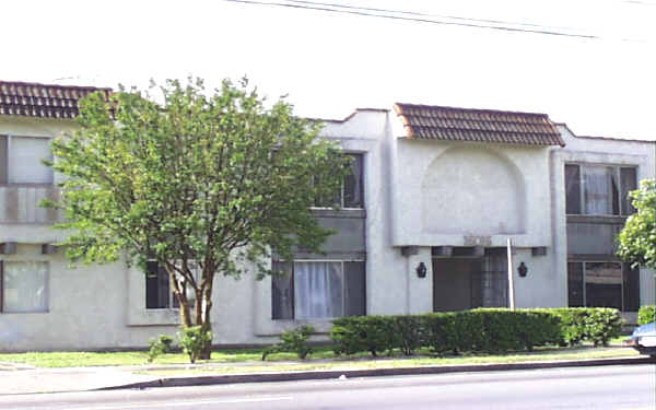 16016 Vanowen St in Van Nuys, CA - Building Photo