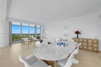 3737 Collins Ave in Miami Beach, FL - Foto de edificio - Building Photo
