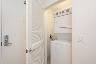 Enzo in Irvine, CA - Foto de edificio - Interior Photo