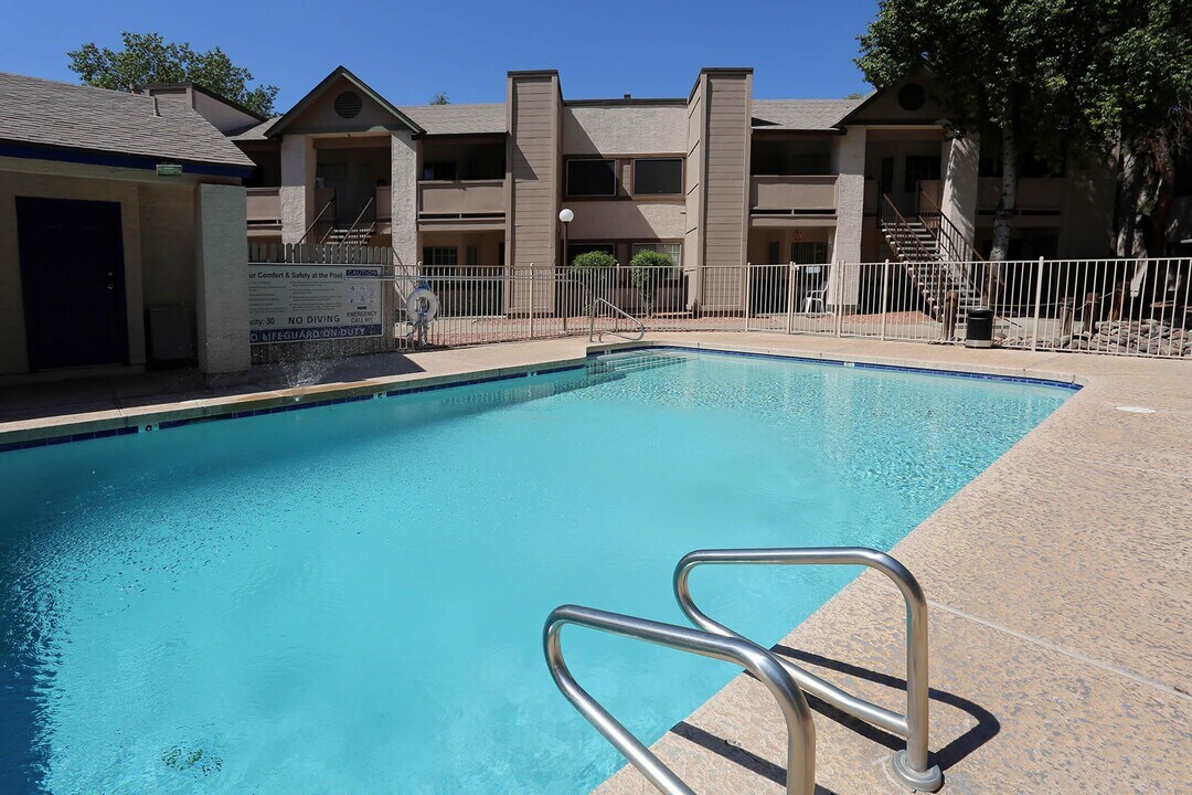 Brook Creek in Glendale, AZ - Foto de edificio