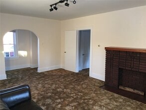 1511 5th Ave, Unit Rear in Beaver Falls, PA - Building Photo - Building Photo