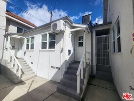 383 Harvey Dr in Glendale, CA - Building Photo