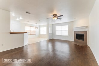 925 Warbler Ln in Aubrey, TX - Foto de edificio - Building Photo