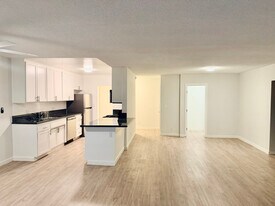 1284 Havenhurst Dr in West Hollywood, CA - Building Photo