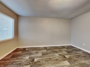 6053 John F Kennedy Dr N in Jacksonville, FL - Building Photo - Building Photo