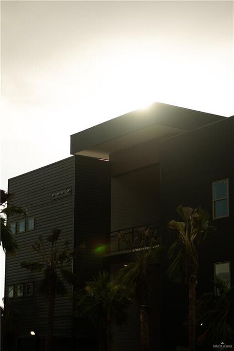 18 N Ware Rd in McAllen, TX - Building Photo