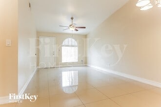 7681 NW 181st Terrace in Hialeah, FL - Foto de edificio - Building Photo