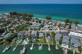 8441 Bayshore Dr in Treasure Island, FL - Building Photo - Building Photo