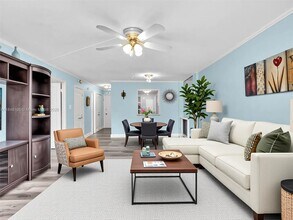 3600 NE 170th St in North Miami Beach, FL - Foto de edificio - Building Photo