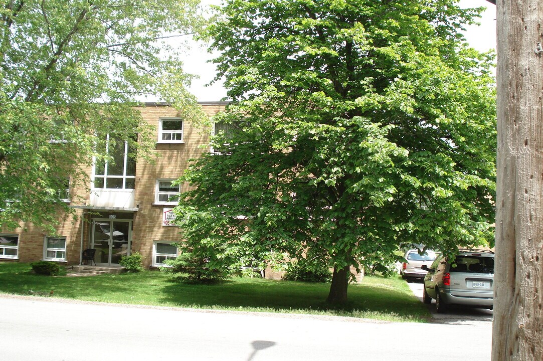 183 Maurice Dr in Oakville, ON - Building Photo
