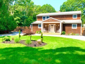 5 Spruce St in East Hampton, NY - Building Photo - Building Photo
