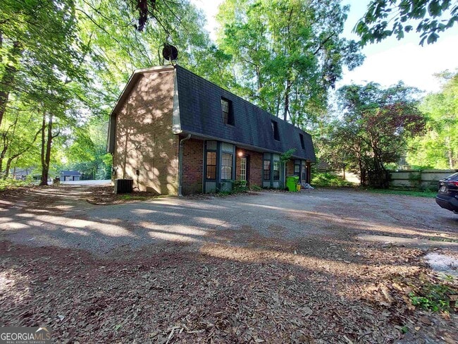 property at 140 Hunters Ln