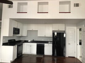 103 W 2nd St in Elgin, TX - Building Photo