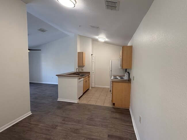 940 Village Trl, Unit 9-305 in Port Orange, FL - Building Photo - Building Photo