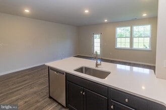 28 Peregrine Way in Burlington, NJ - Building Photo - Building Photo