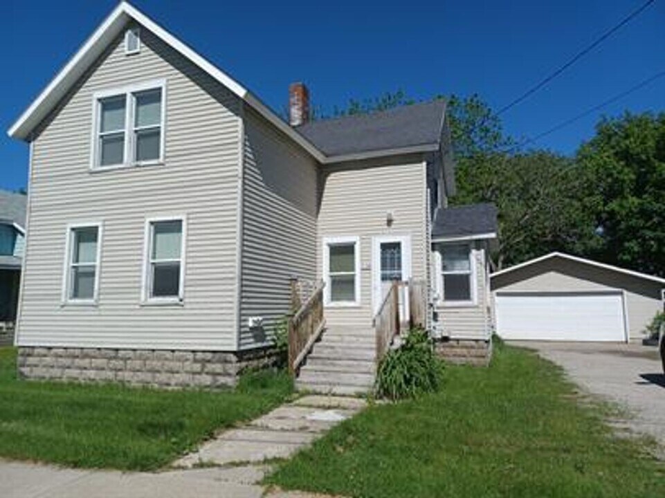 338 Hattie St in Marinette, WI - Building Photo