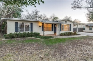 1005 E Blanco Rd in Boerne, TX - Building Photo