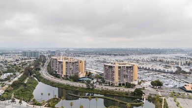 4316 Marina City Dr in Marina Del Rey, CA - Foto de edificio - Building Photo